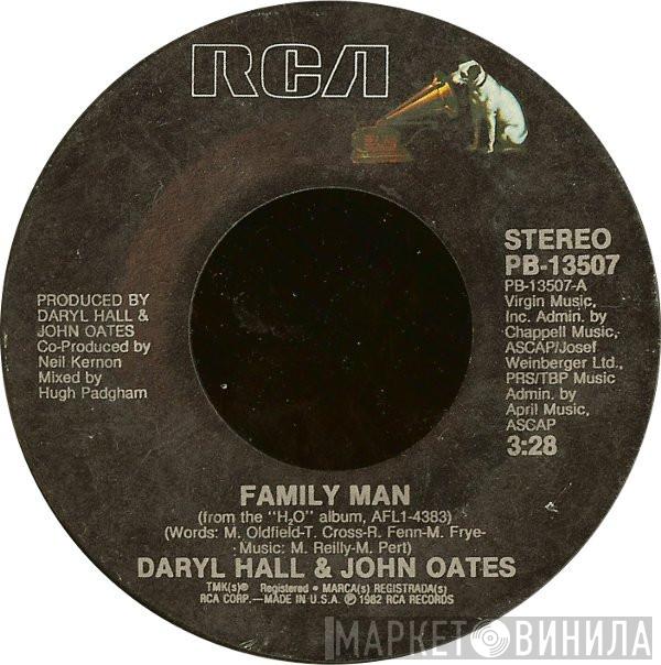  Daryl Hall & John Oates  - Family Man