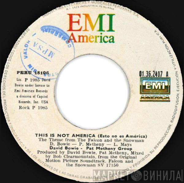 - David Bowie  Pat Metheny Group  - This Is Not America = Esto No Es América (The Theme From The Falcon And The Snowman)
