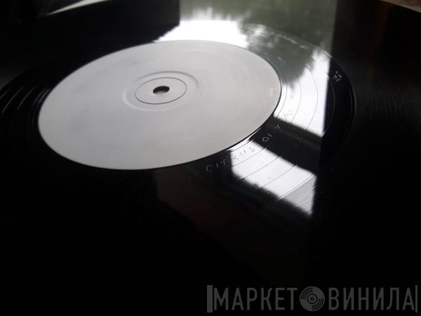 Isotonik - Different Strokes / Hasta La Vista