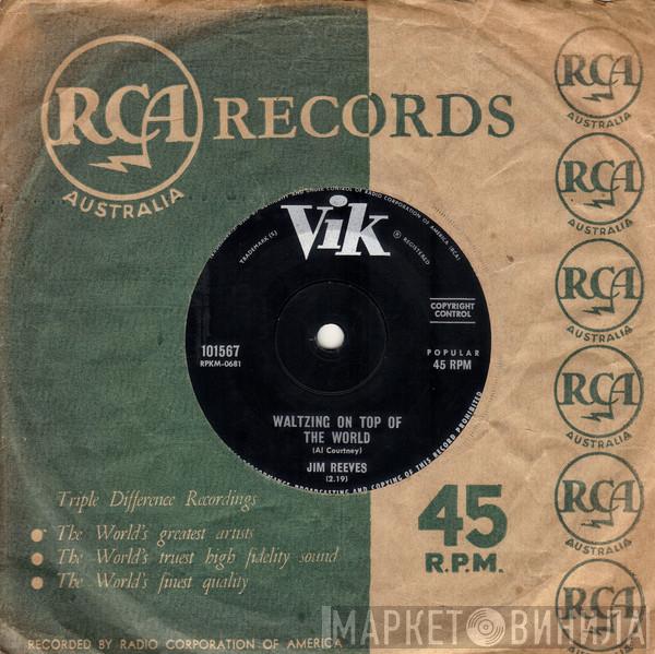  Jim Reeves  - Waltzing On Top Of The World / I Never Pass There Anymore