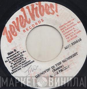  Maxi Priest  - Groovin' In The Midnight