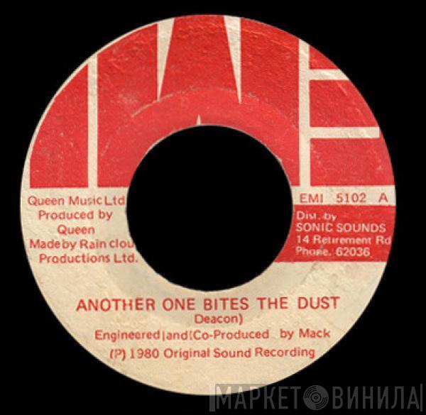  Queen  - Another One Bites The Dust