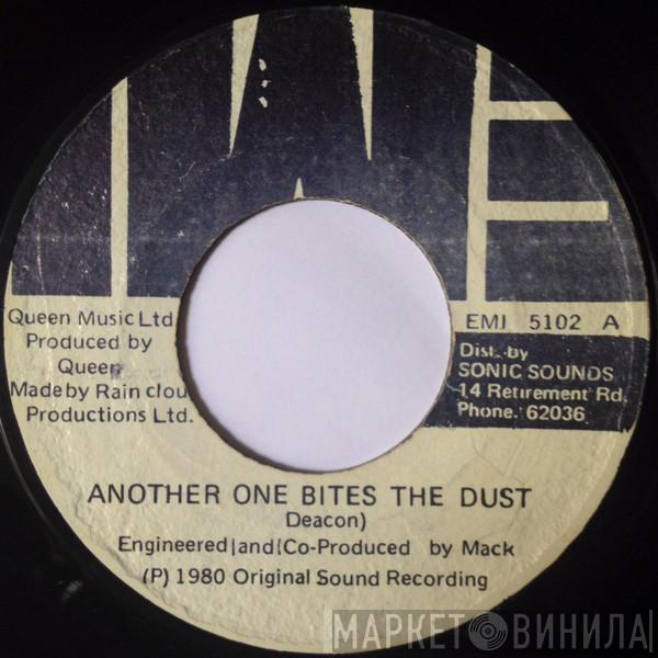  Queen  - Another One Bites The Dust